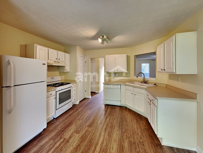 Building Photo - 891 Edgewood Ln