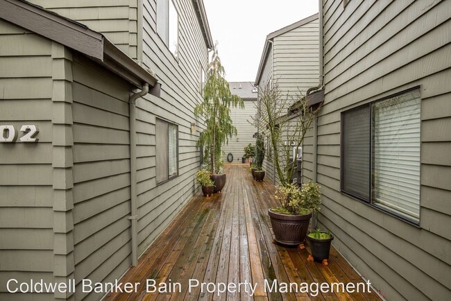 Building Photo - 2 br, 2 bath House - 7 Lake Bellevue Drive...