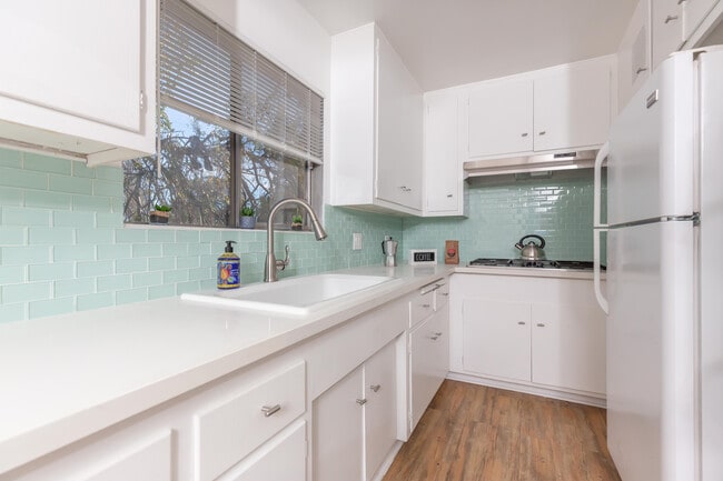 #14 - Kitchen - 2849 Waverly Dr