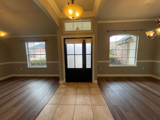 Building Photo - Riverbrooke Subdivision Beauty! Move in Ready!