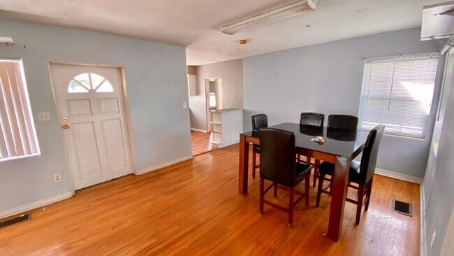 Foto del edificio - 1423 McCoy Rd