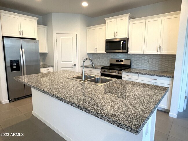 Foto del edificio - 6832 W Trumbull Rd