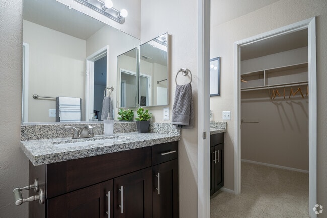 2BR, 1BA - Florencia - Hidden Creek