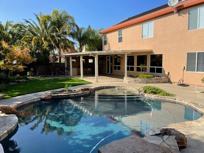 Foto del edificio - BEAUTIFUL 2-STORY HOME WITH POOL & 3 CAR GARAGE IN ROCKLIN!