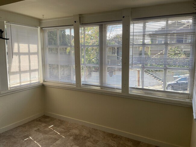 Foto del edificio - Walking Distance to Water Front- Multiple Applications Pending