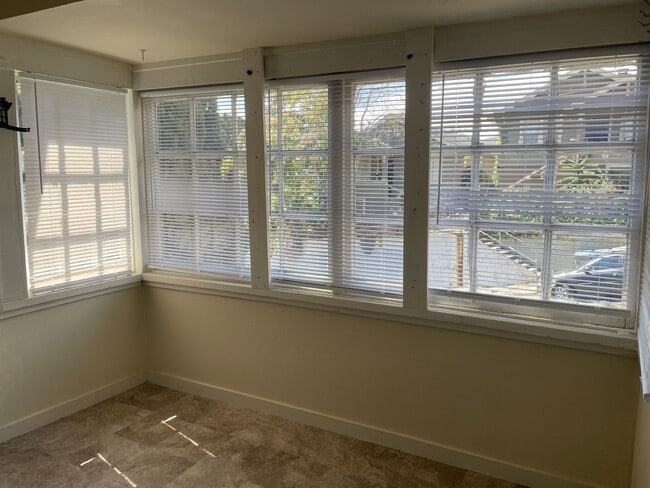 Building Photo - Walking Distance to Water Front- Multiple Applications Pending