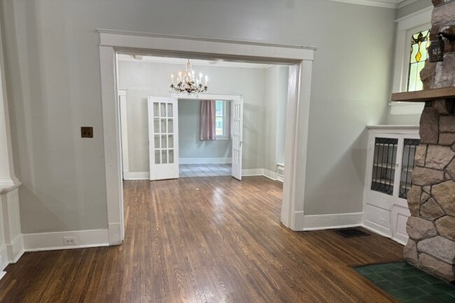 Comedor - 122 N Evergreen St