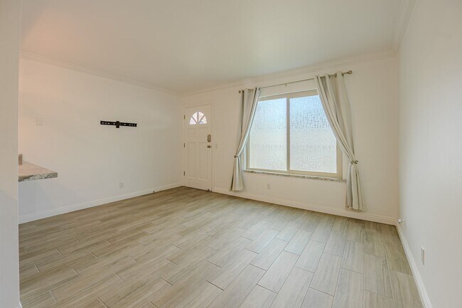 Foto del edificio - Beautifully Remodeled 1 BD, 1 Mile to beach