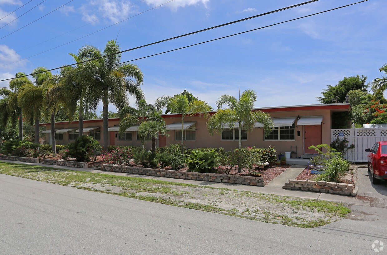 Primary Photo - 1422 NE 5th Ter