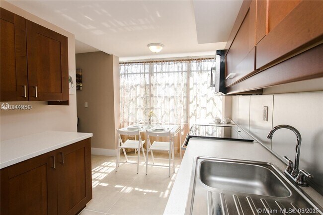 Foto del edificio - 250  180th Dr 455 Sunny Isles Beach Fl 33160