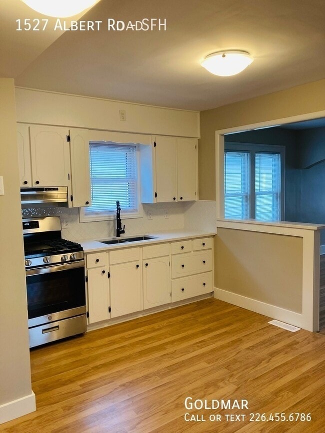 Building Photo - NEW LISTING Two Bedroom + Den Home