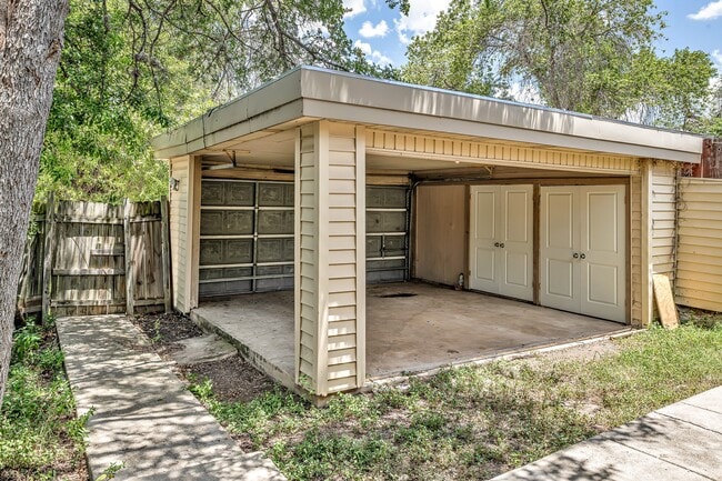 Building Photo - 1325 Bayou Dr