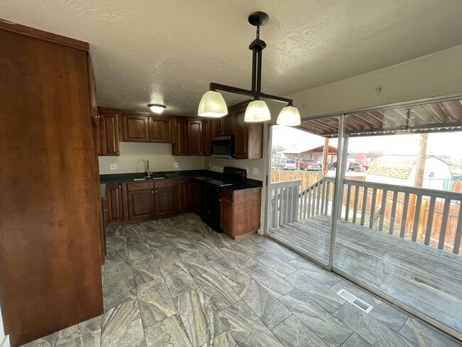 Foto del edificio - Spacious 6-Bedroom Magna Home with Fenced Yard