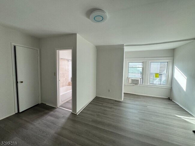Building Photo - 854 S 15th St