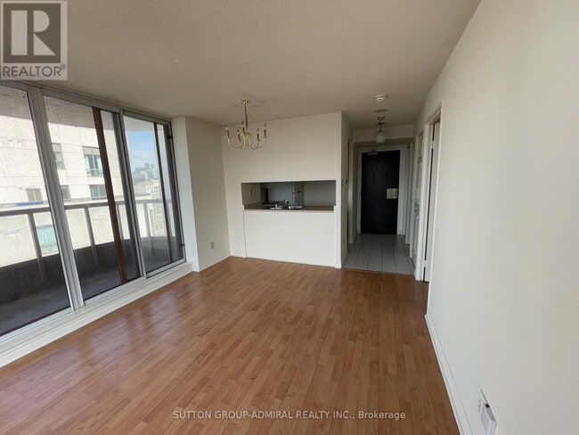 Photo du bâtiment - 736 Bay St.