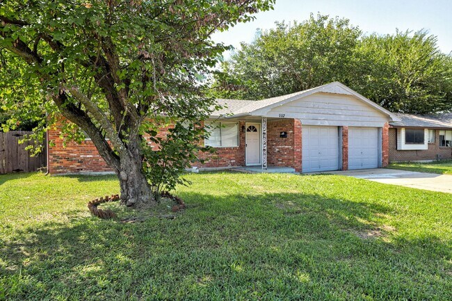 Foto del edificio - 3 Bedroom in the Heart of Moore with a storm shelter!