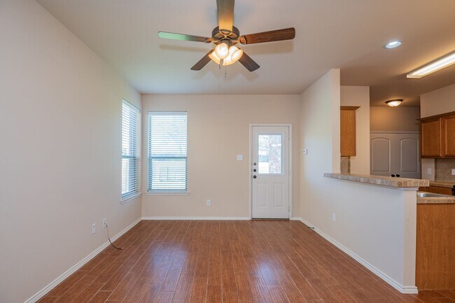 Foto del edificio - Beautiful 3 Bedroom, 2.5 Bath duplex located in Woodland Estates!