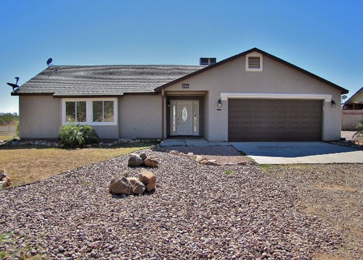 Foto principal - 3BR/2BA/2CG, 1519 sq.ft on half acre in Hu...