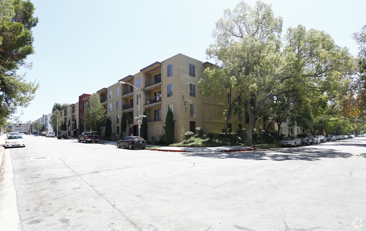 Foto principal - 620 N Kenwood St