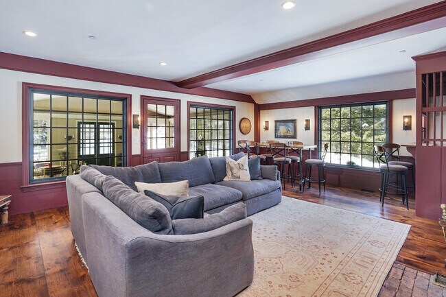 Foto del edificio - 16 Pleasant Ridge Rd