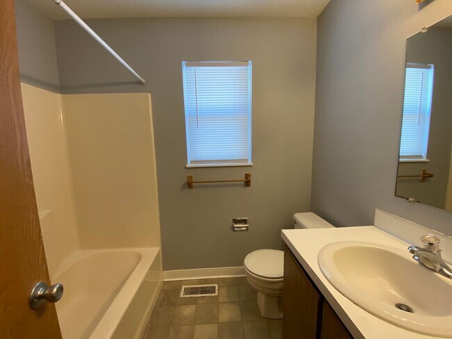 Foto del edificio - 4330-4332 Ellsworth Rd Stow OH 44224 MFH2 .T3