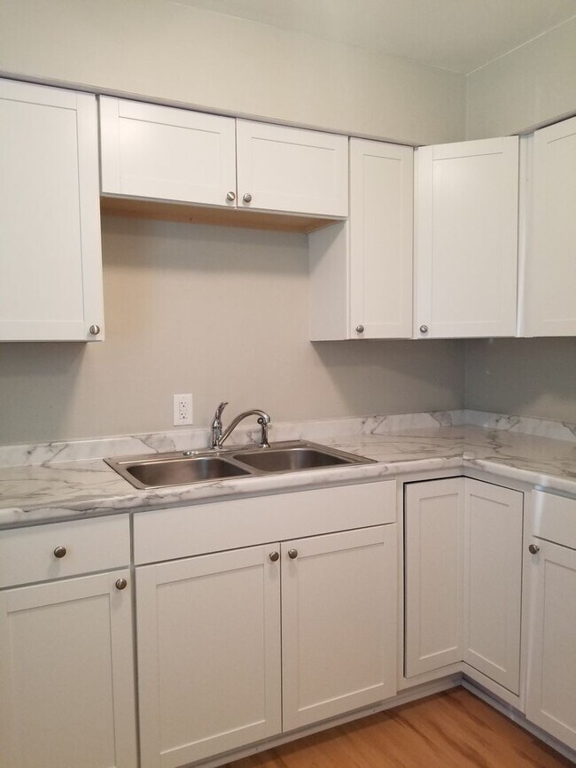 Foto del edificio - 2 bd 1 ba duplex in a Great Location