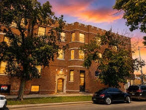 Building Photo - 1640 W Albion Ave