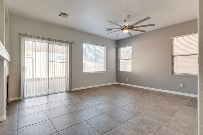 Foto del edificio - Beautifully Maintained Two-Story Home with Updated Kitchen and Private Patio