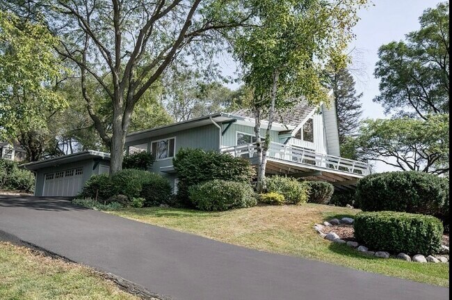 Building Photo - 229 Circle Dr