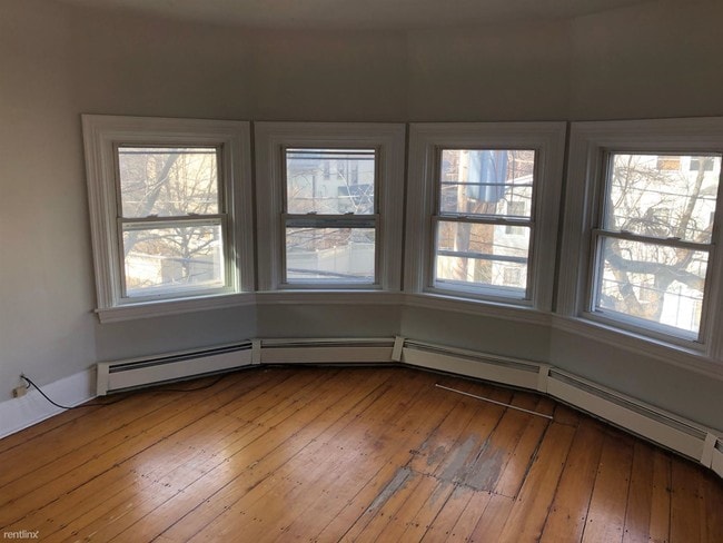 Building Photo - 147 Kent St