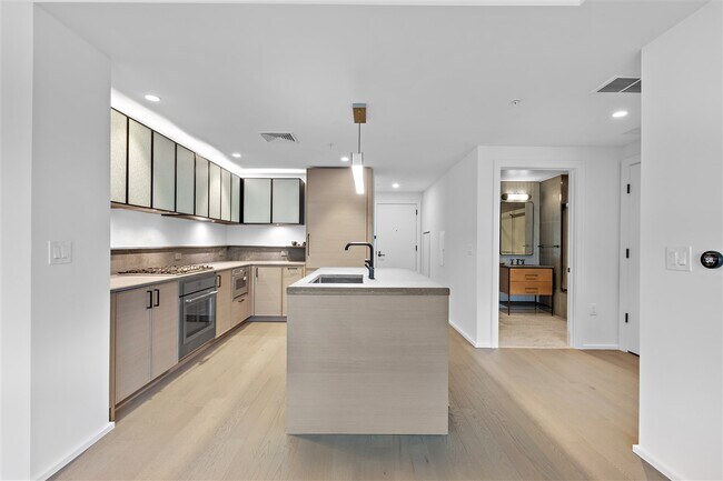 Building Photo - 1425 Hudson St