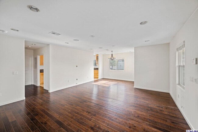 Foto del edificio - 7602 Hinds Ave
