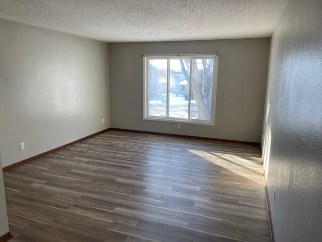 Building Photo - 806 Cedar River Dr