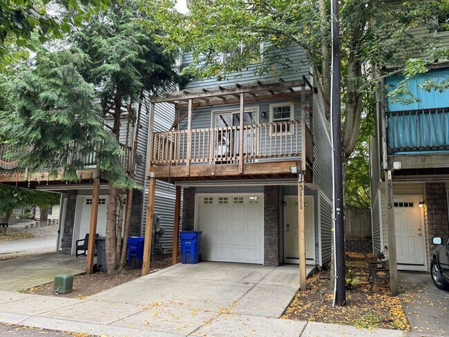 Building Photo - Bright Multi-Level Home with Spacious Kitc...
