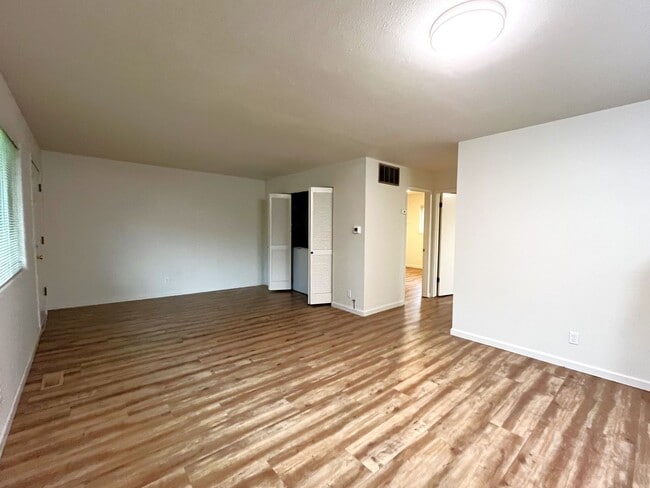 Foto del edificio - Fairhaven Recently Updated 2 Bedroom Duplex