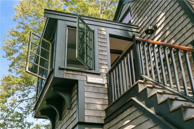 Foto del edificio - 99 Coggeshall Ave