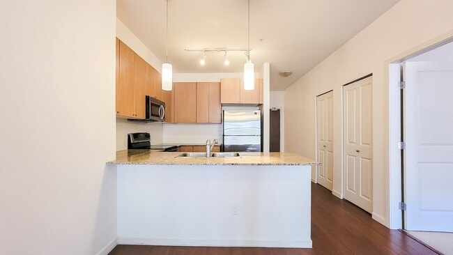 Building Photo - 213-2477 Kelly Avenue