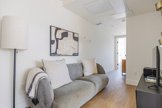 Building Photo - 611 N Virgil Ave