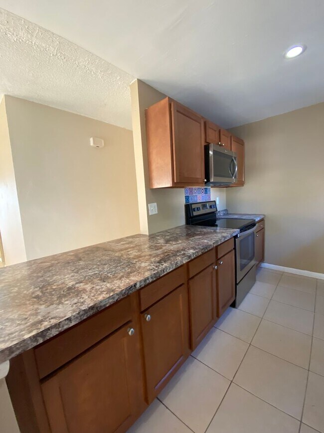 Building Photo - Charming 3 Bedroom 1 Bathroom House!