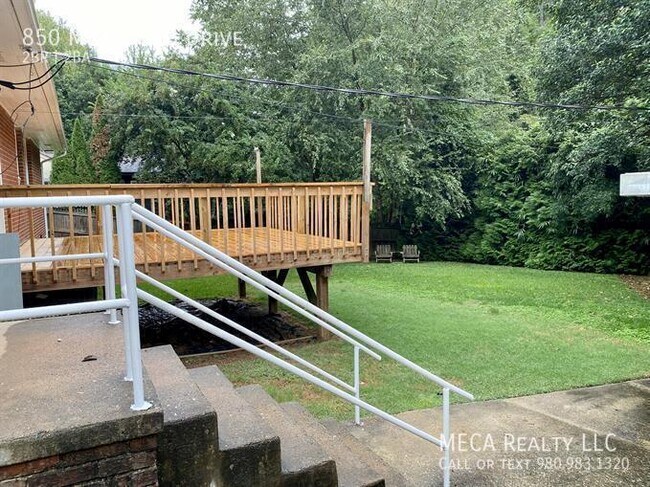 Building Photo - 850 Montford Dr