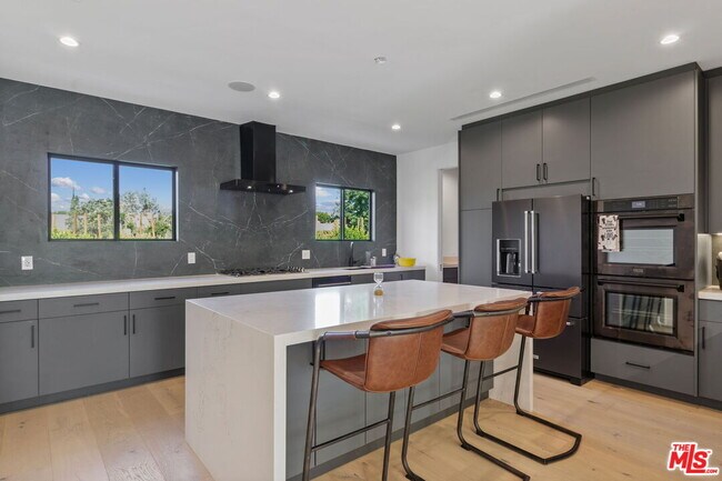 Building Photo - 5456 Hazeltine Ave