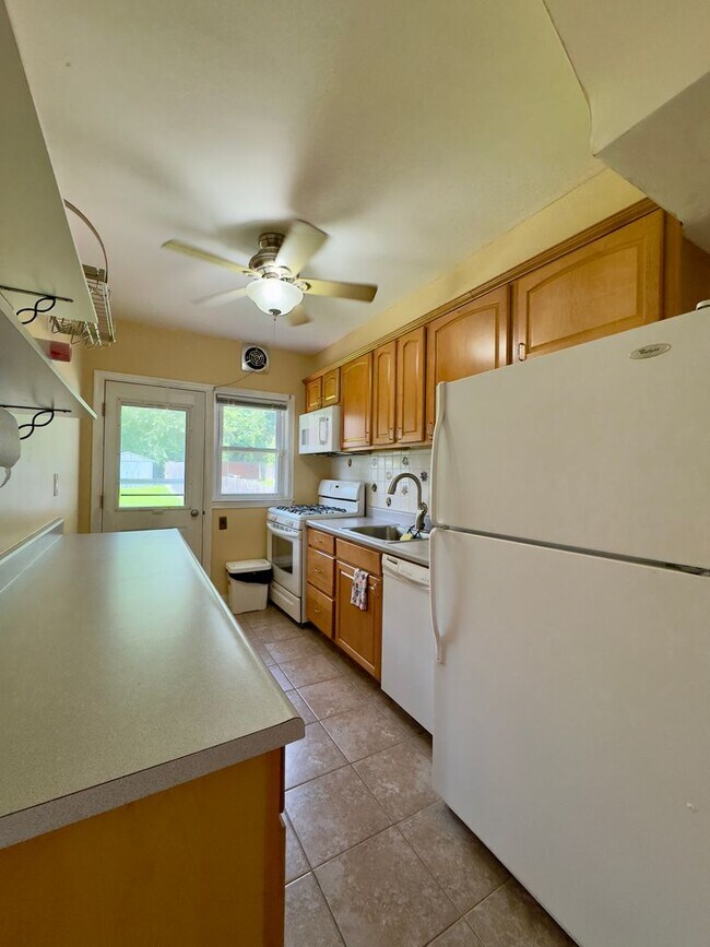 Building Photo - Charming 3 Bedroom/2 Bathroom Apartment in...