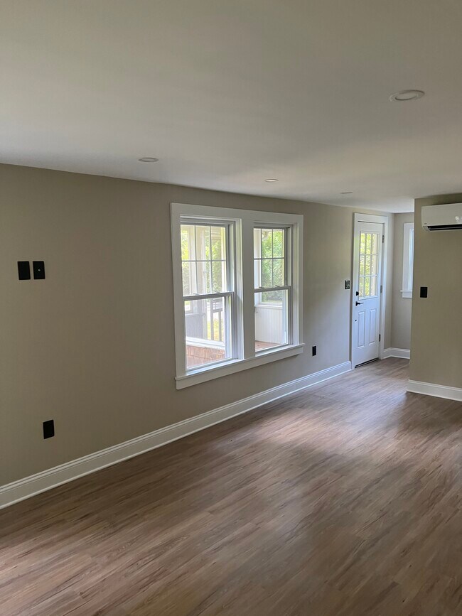 Building Photo - 207 Fairway Dr