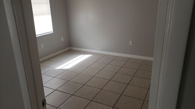 Foto del edificio - 4905-4907 Lake Hill Ct