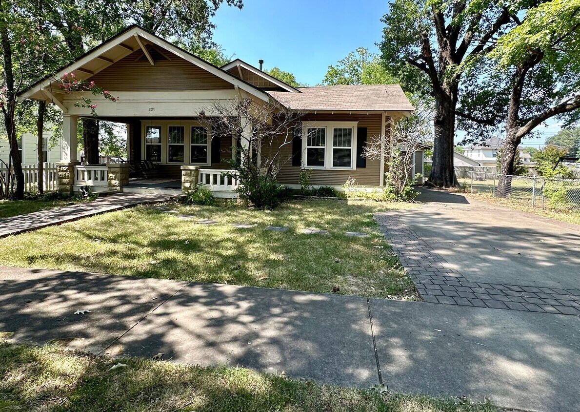 Foto principal - Introducing a charming 2-bedroom, 1.5-bath...