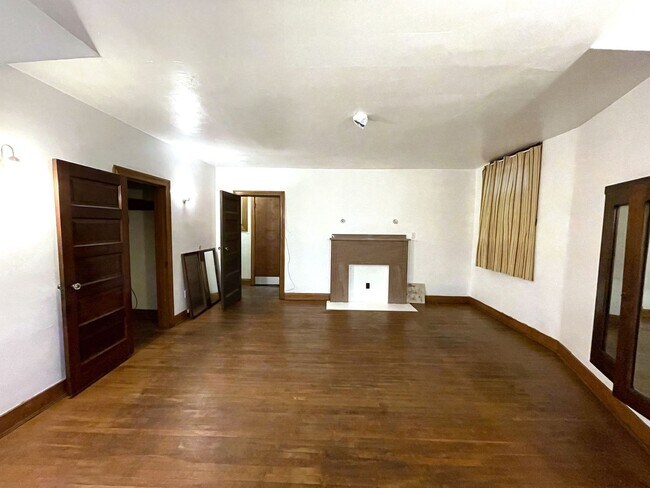 Building Photo - 409 S Pacific Ave