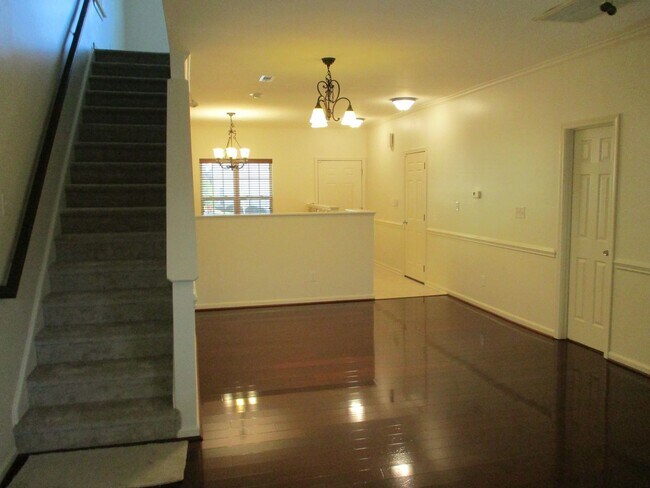 Foto del edificio - VERY Spacious townhouse with 3 Bedrooms, 3...