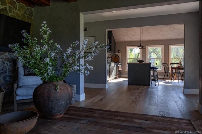 Foto del edificio - 69 Mudge Pond Rd