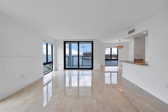 Building Photo - 1600 S Bayshore Ln
