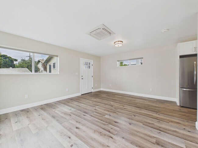 Foto del edificio - Brand New 1BD/1BA ADU with Private Deck, In-Unit Laundry & Parking – Prime Oakland Location